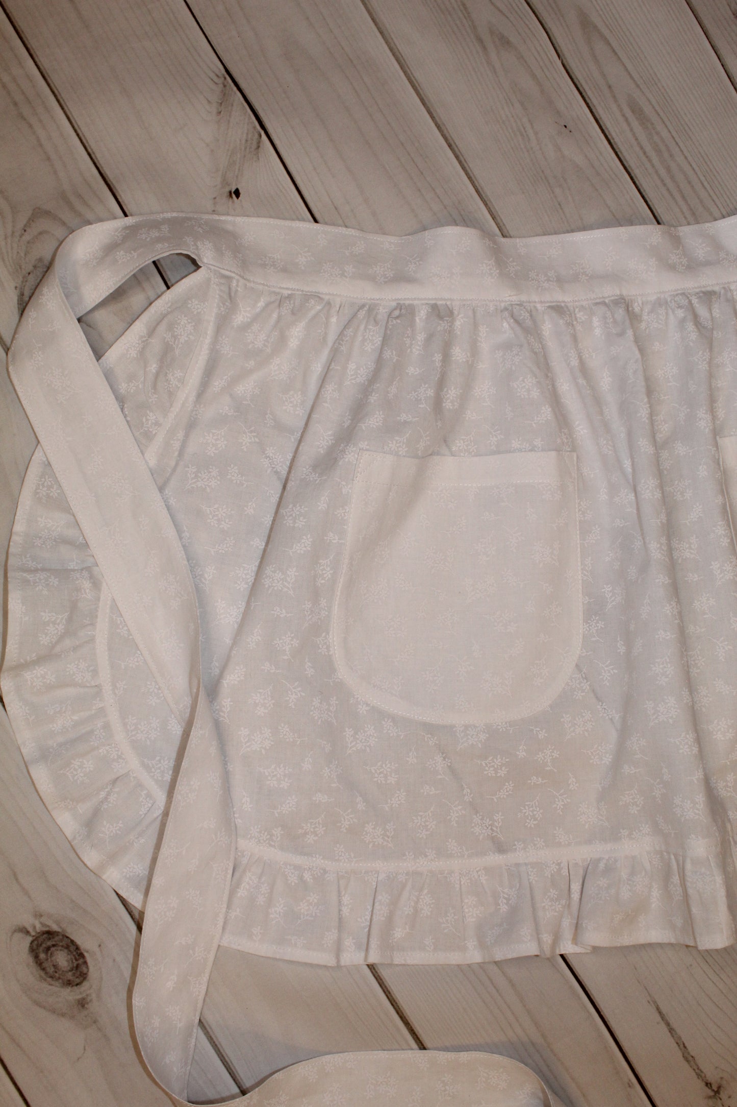 White Flowered Retro Half Apron with Ruffles and Pockets