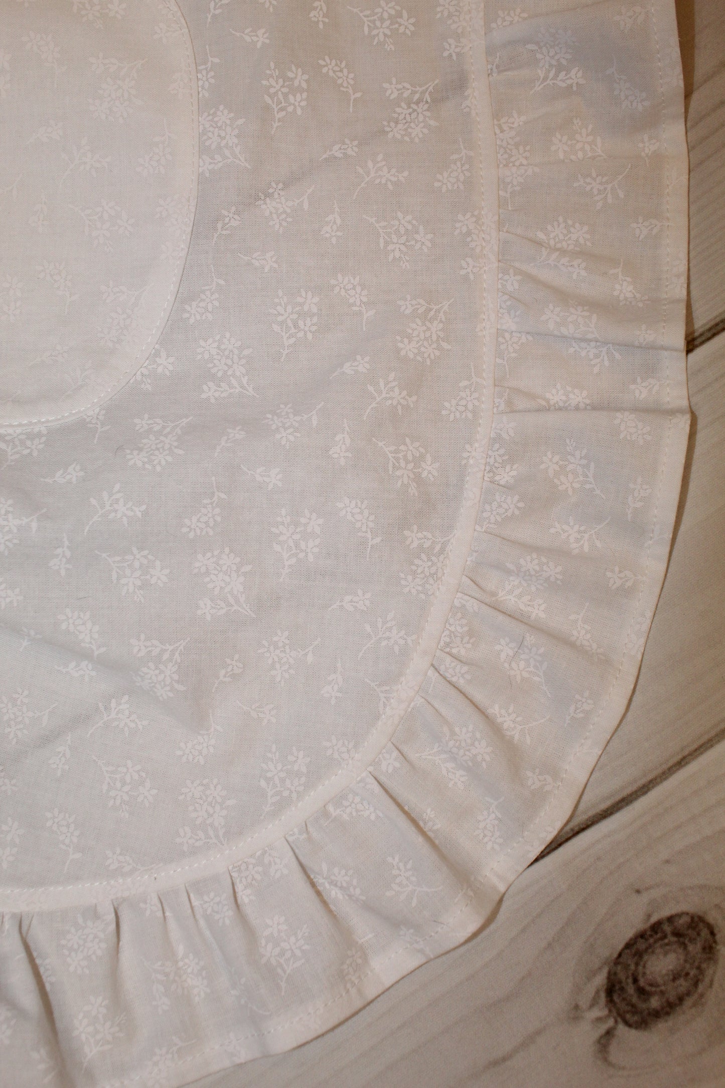 White Flowered Retro Half Apron with Ruffles and Pockets