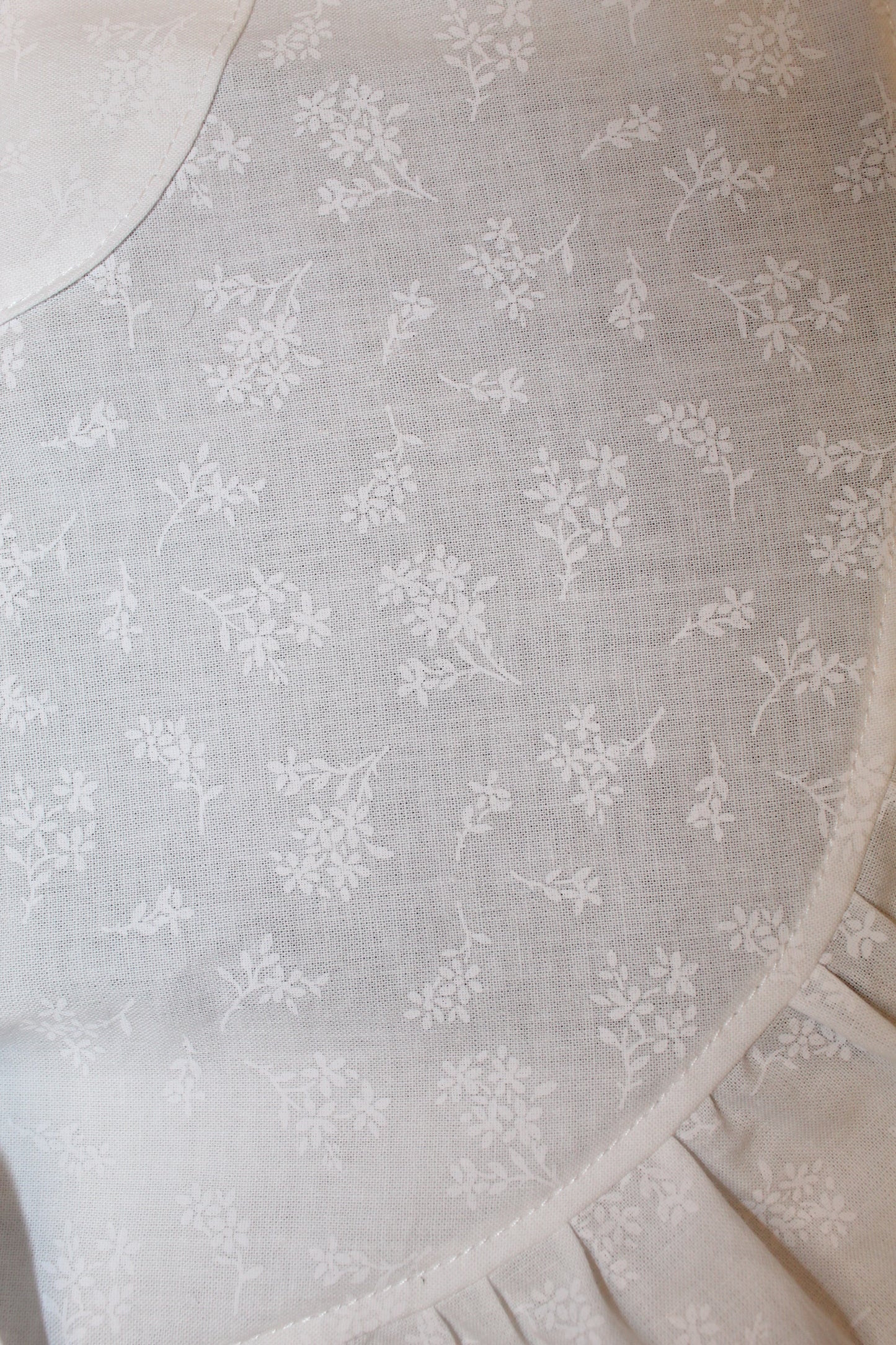 White Flowered Retro Half Apron with Ruffles and Pockets