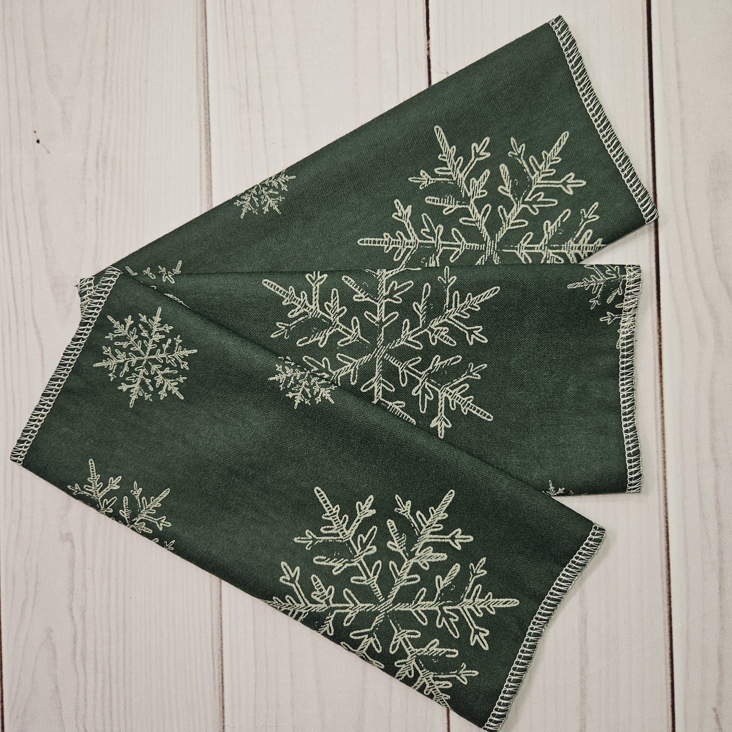 Snowflakes with Hunter Green Background Paperless Paper Towels
